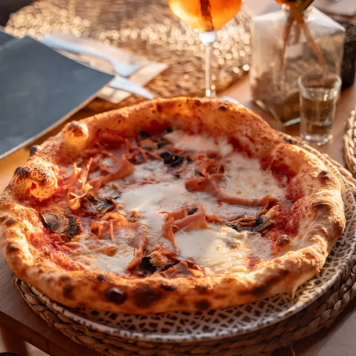 Pizza napolitana recién hecha