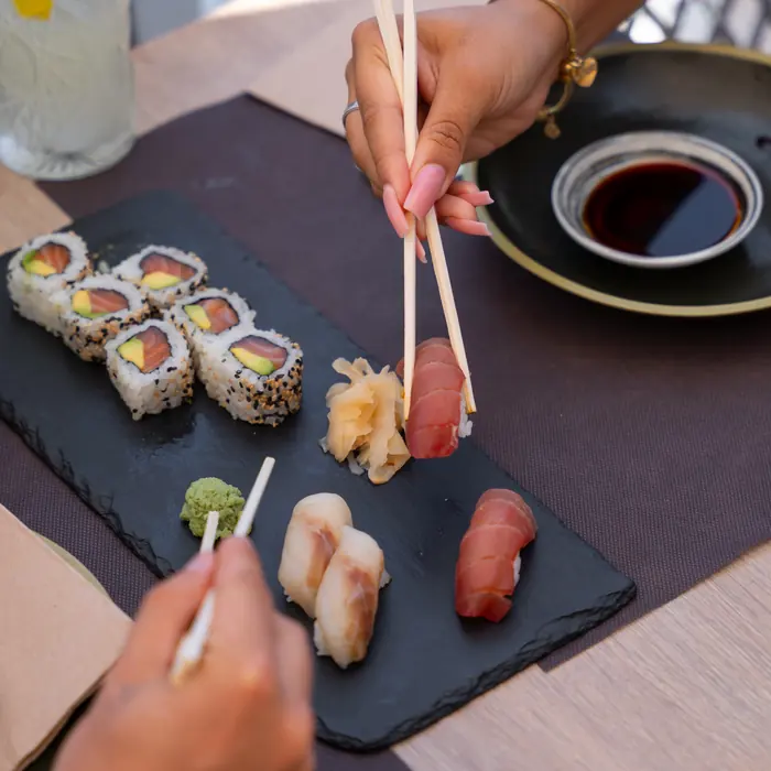 Sushi tomado con palillos