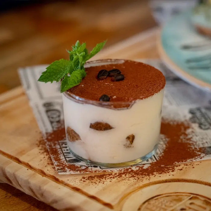 Tiramisú servido en vaso