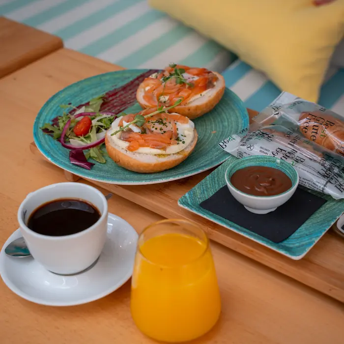 Desayuno servido en la terraza frente al mar