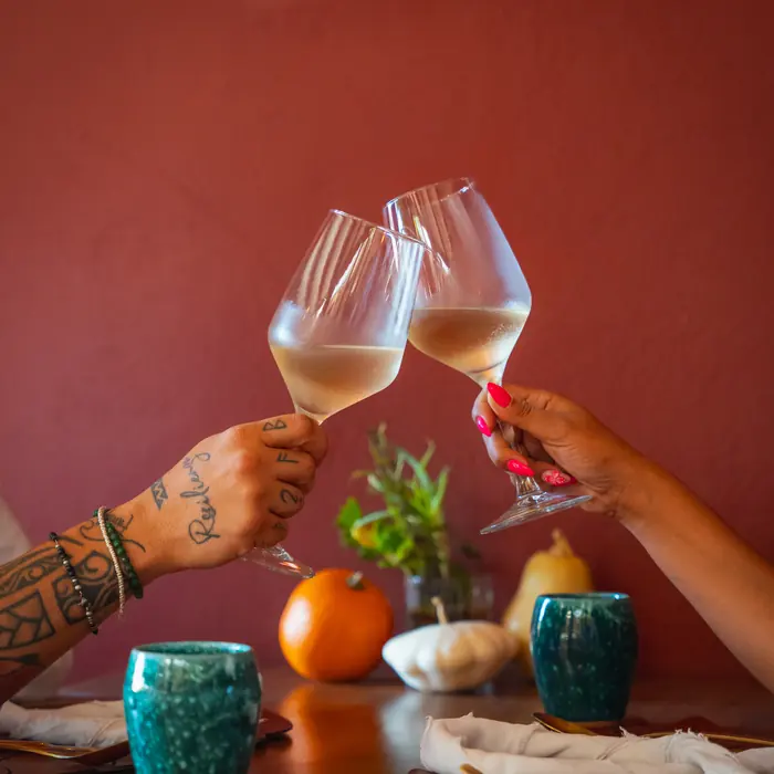 Brindis con dos copas de vino